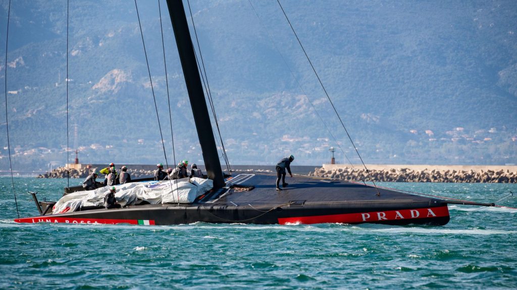 Le AC75 "Luna Rossa Prada Pirelli" revenant au port après un entraînement à Cagliari, en Italie, lors de la 36e America’s Cup. 