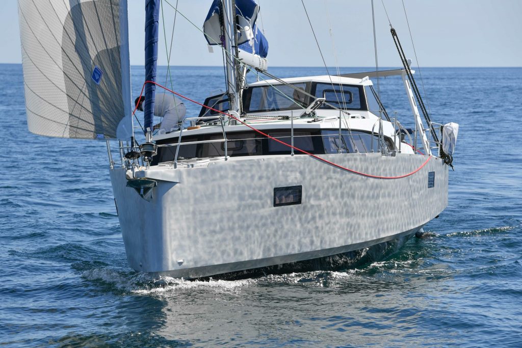 Un bateau OVNI 370 naviguant en mer