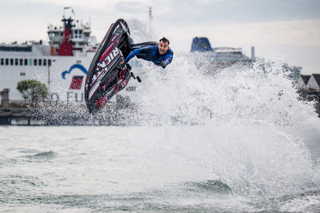 Un homme fait un saut acrobatique sur un jouet nautique motorisé