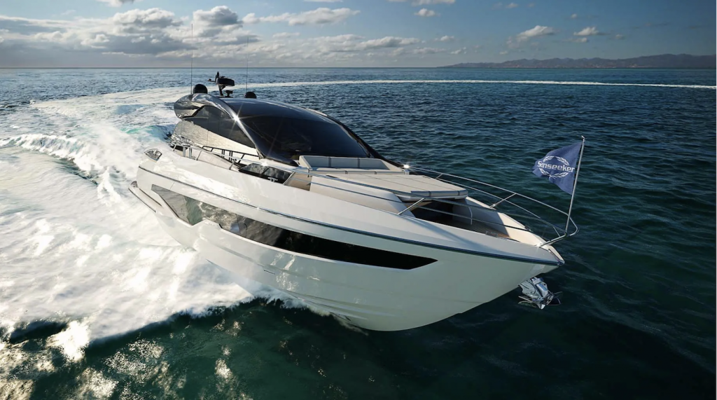 Le Sunseeker 55 file à travers une mer calme