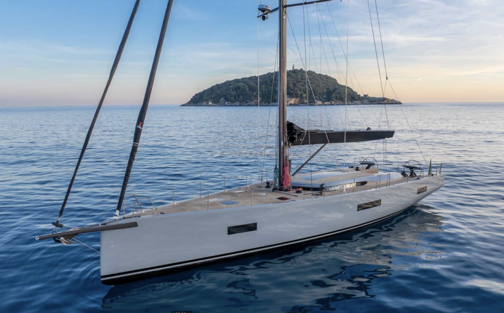 Le 66 RS navigue devant une île couverte d'arbres à une grande distance