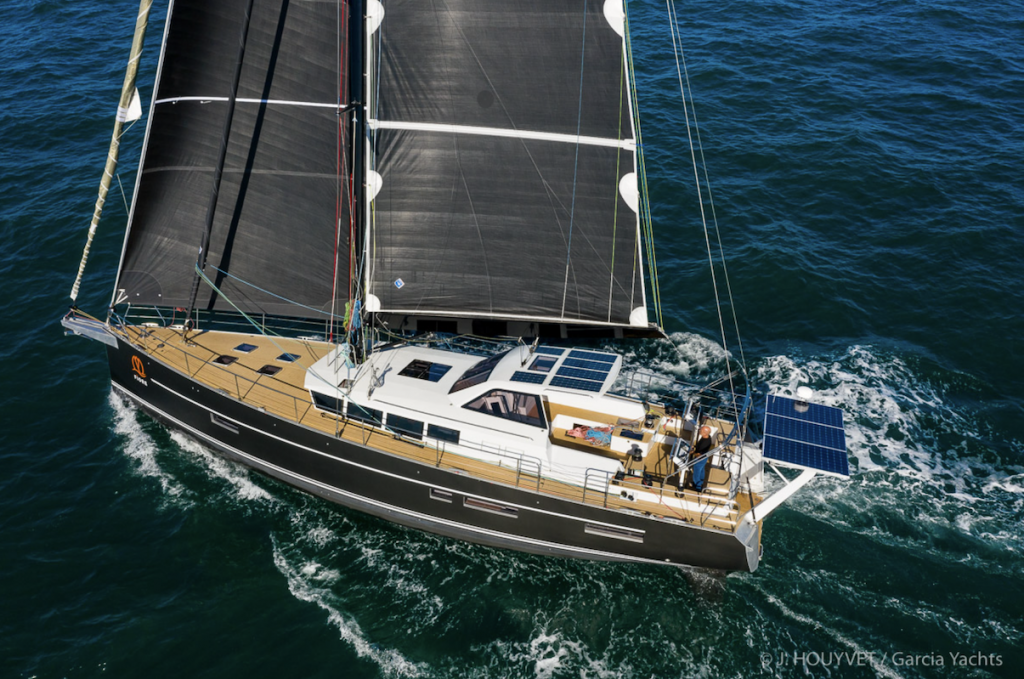 L'Exploration 60 avec des voiles noires, naviguant en haute m